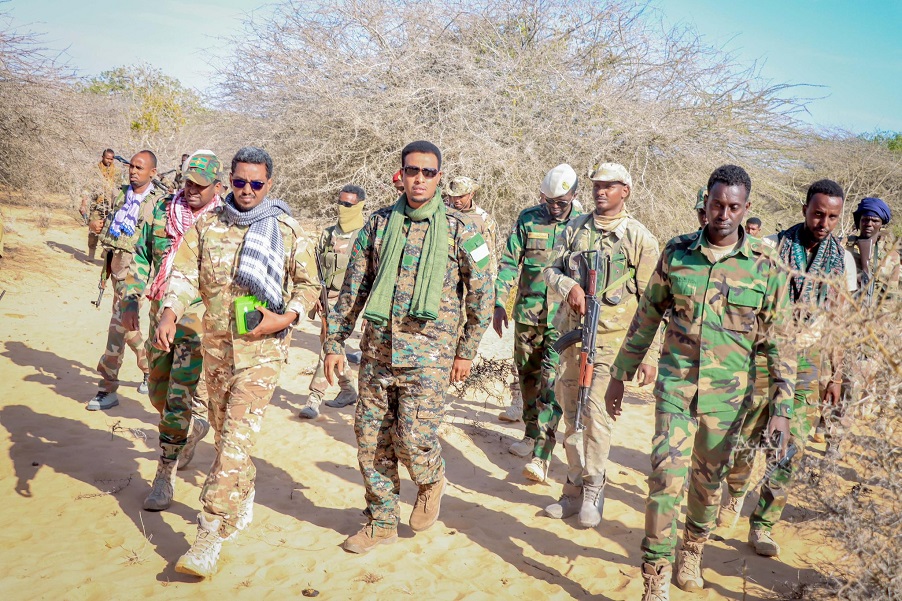 Taliyaha Ciidanka Dhulka oo kormeeray duleedka Warsheekh.jpg